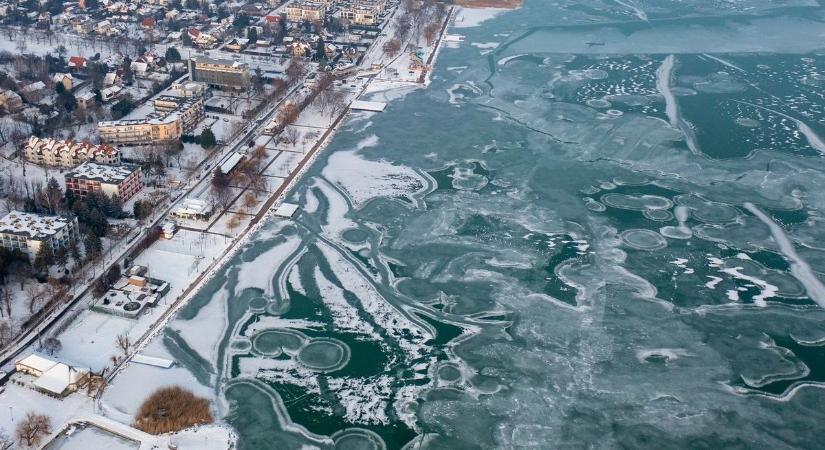 Látványos fotón a csopaki hőforrások, ahol életveszélyes a jégre menni