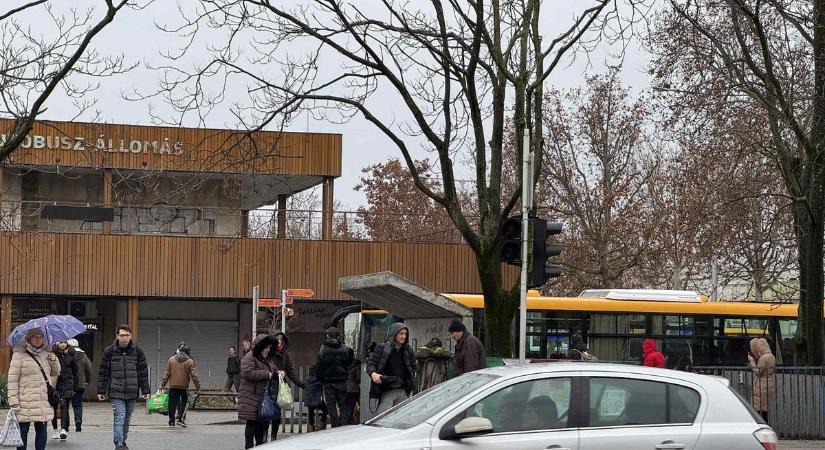 Balesetveszély az Árkádnál? Hullámokban szaladnak át a gyalogosok az úttesten