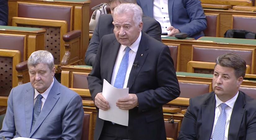 Brüsszelt szidó petíciót írattak alá a rászorulókkal a tomori szociális étkeztetésen