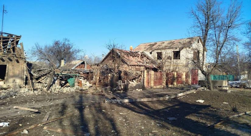 Kazettás bombákkal támadtak az oroszok egy donyecki piacra, hét ember meghalt