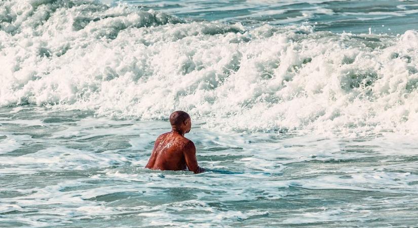 Négy órán át úszott a viharos tengerben egy 13 éves fiú, hogy megmentse a családja életét