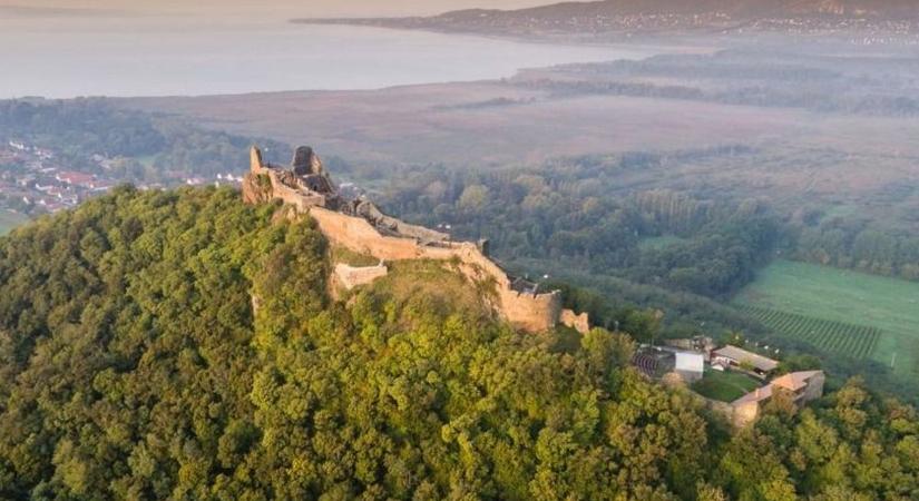 Évszázadokkal később ismét teljes pompájában láthatjuk a Balaton legismertebb végvárát
