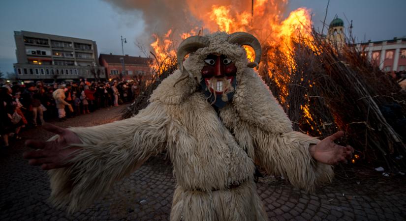 Sertésvérrel festett álarcosok riogatnak egy Duna-parti kisvárosban