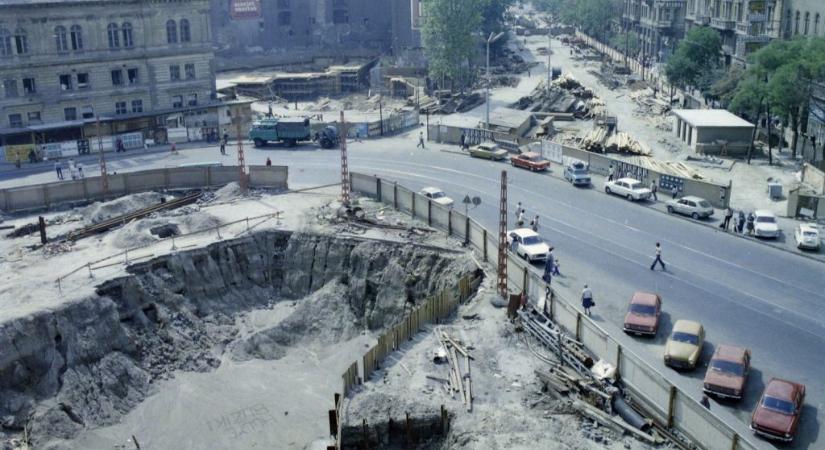 Kínos feliratot megörökítő kép került elő a Nyugati tér hetvenes évekbeli átépítéséről