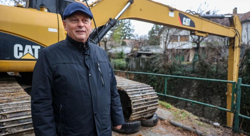 Hatalmas munkagép dolgozik a patak partján, ahol sétányt alakítanának ki (képgaléria)