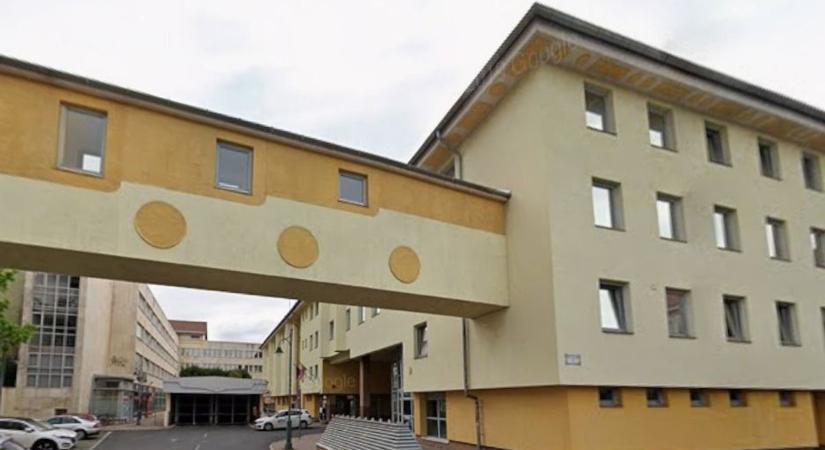 Tűzoltók vonultak a szombathelyi levéltár épületéhez