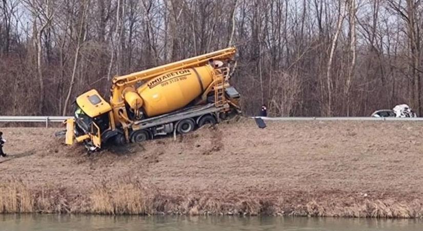 Sokkoló: kamion autóval ütközött - egy ember a helyszínen életét vesztette (videó)