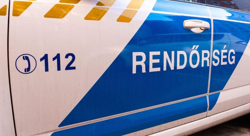 Két jármű karambolozott a forgalmas kereszteződésben, rendőrök és tűzoltók a helyszínen