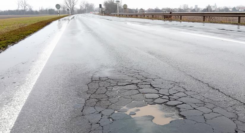 Tombol a kátyúszezon – Komárom a lakosok segítségét kéri