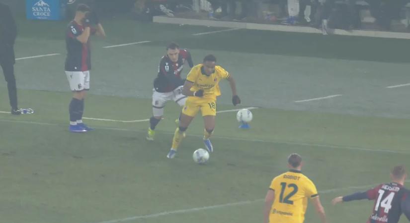 Akkora kötényt kapott a futballista, hogy a csapattársa a fejét fogta