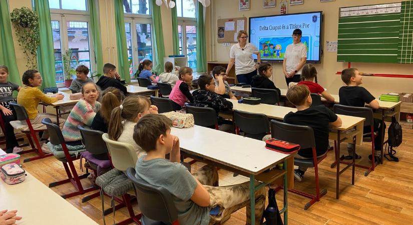 Mesékkel a kábítószer ellen – Bajai iskolásoknak tartottak drogprevenciós előadást – fotók, videó