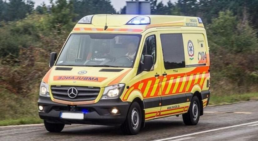 Két autó karambolozott a 71-en, a helyszínre mentőt is kellett hívni