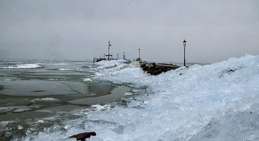 Gigantikus jégfalat emelt a természet: ostromolják a partot a balatoni jégtorlaszok