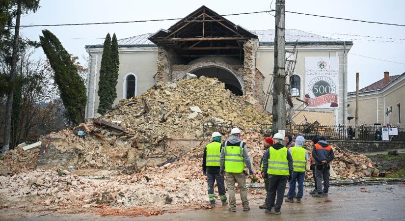 Súlyos szerkezeti hibái voltak a szilágycsehi református templom leomlott tornyának – képek