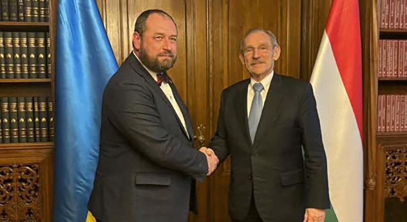 Pintér Sándor Sándor Fegyirrel tárgyalt