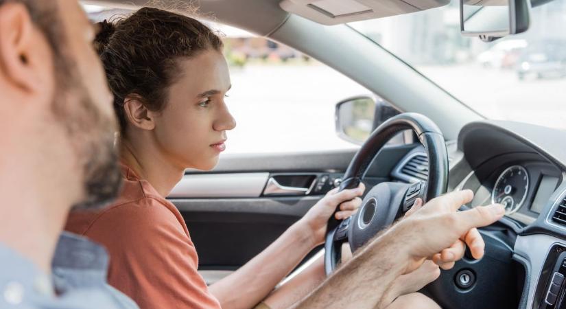 Olcsóbb jogsi, nagyobb kockázat? Anyuka is megtaníthat vezetni - az új KRESZ megengedné
