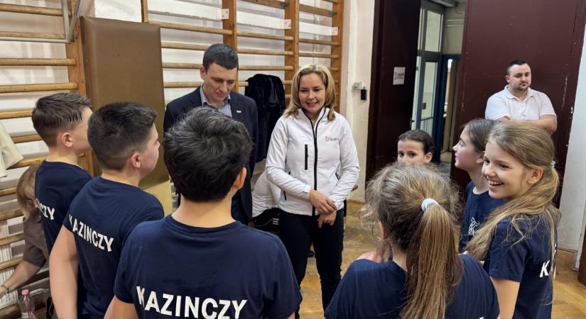 Kisdiákokkal pózolt Széles Diána