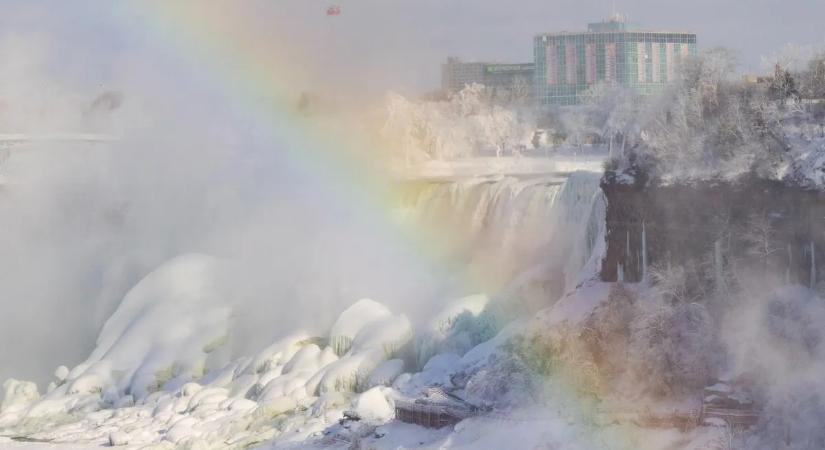 A jégbefagyott csoda: sereglenek a turisták a Niagara-vízeséshez