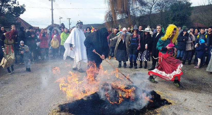 Szabadtéri színpadra pályáznak Helembán, a farsangot február tizennegyedikén ünneplik