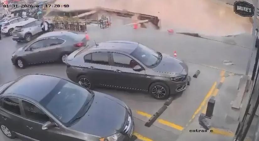 Videón a drámai pillanatok: percek alatt nyelte el a föld a benzinkutat