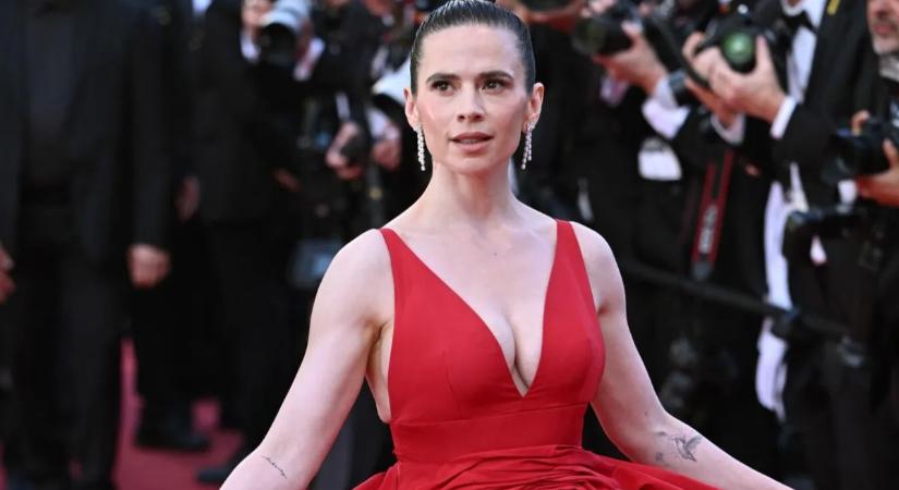 Hayley Atwell érzéki szájával, telt kebleivel vadítóan dögös - mutatjuk a képeket