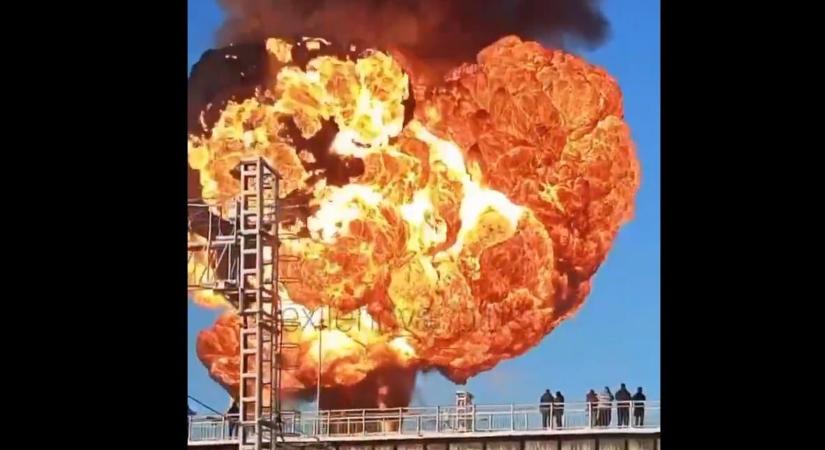 Hatalmas robbanás volt egy orosz állomáson, benzinszállító vonat repült a levegőbe – videó