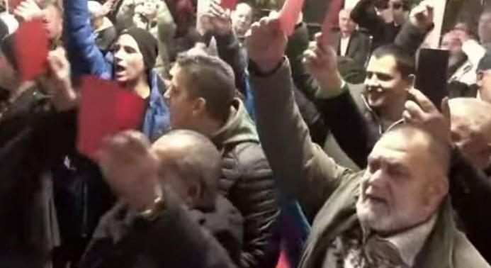 A rendőrség cáfolja Lázárt, a rendőrség nem igazoltatott senkit a gyöngyösi fórumon