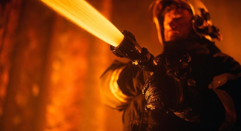 Csecsemőt mentettek ki egy égő épületből – drámai volt a helyzet