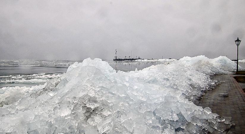 Ritka látvány: hatalmas jégtömböket vetett partra a Balaton