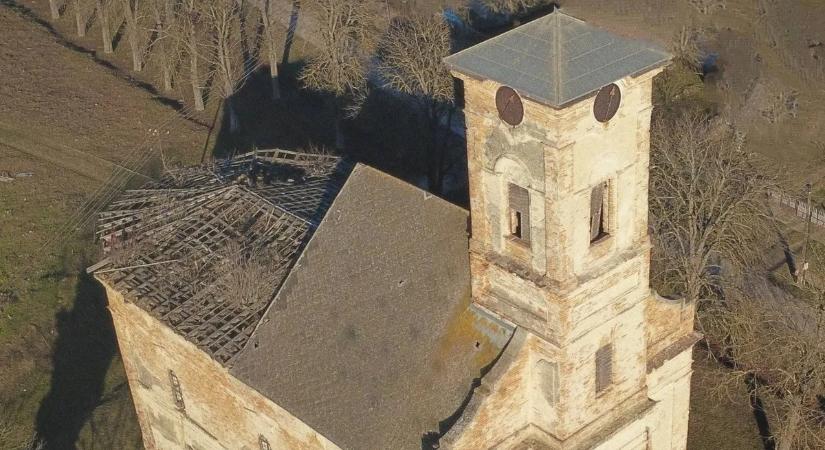 Omladozó falak, üres gyóntató: rejtélyes romtemplom Tolnában