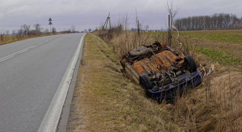 Árokba csúszott egy autó Balástyánál – félpályás útlezárás mellett zajlik a helyszínelés.