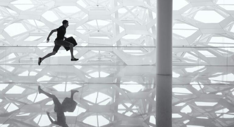 Mégsem akkora mumus az AI? Egy új platformon AI-ügynökök toboroznak embereket stabilcoinért