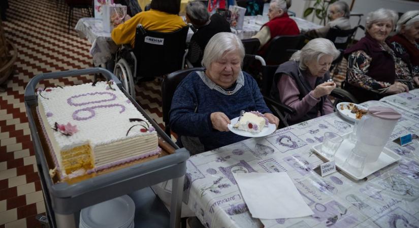 Torta, pezsgő és megannyi őszinte történet: 90. születésnapján köszöntötték a tömörkényi Margit nénit