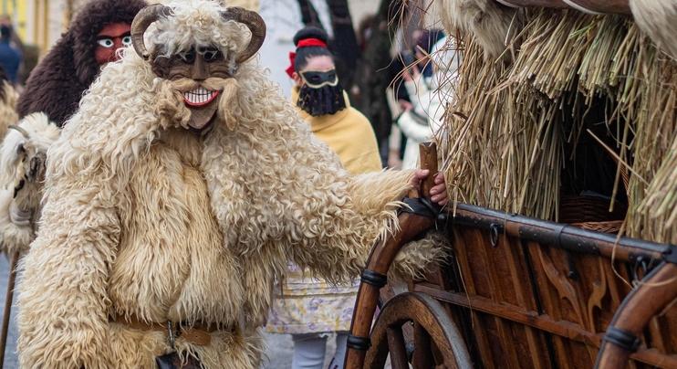 Maszkok, kolompok és tűz: télűző farsangi rituálék a világ körül