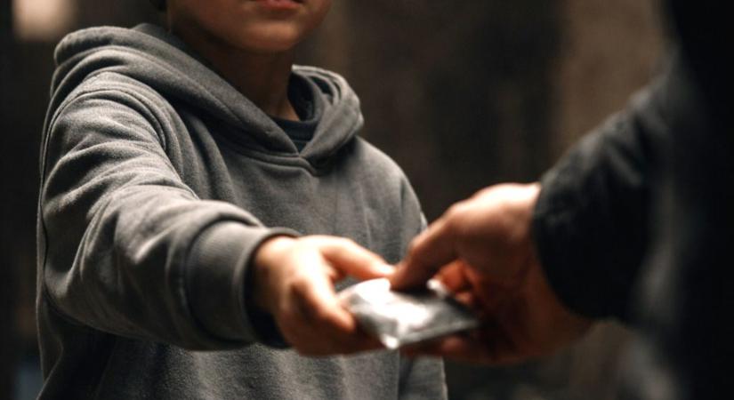 Nyolcéves fiát vonta be a drogárusításba