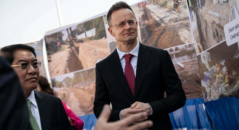 „Hiányoztam, mi?” – Szijjártó Péter Laoszból hívta fel Gáspár Evelint