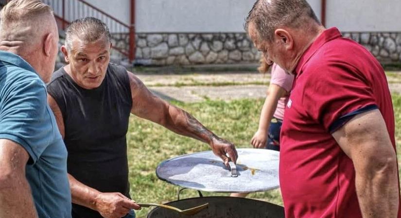 A lefejezéssel fenyegetőző férfiról és Erős Gáborról tett ki közös képet Magyar Péter