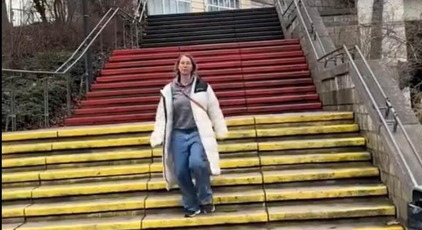 Nemzeti színűre festettek át egy német szivárványlépcsőt, szirénázik a baloldal