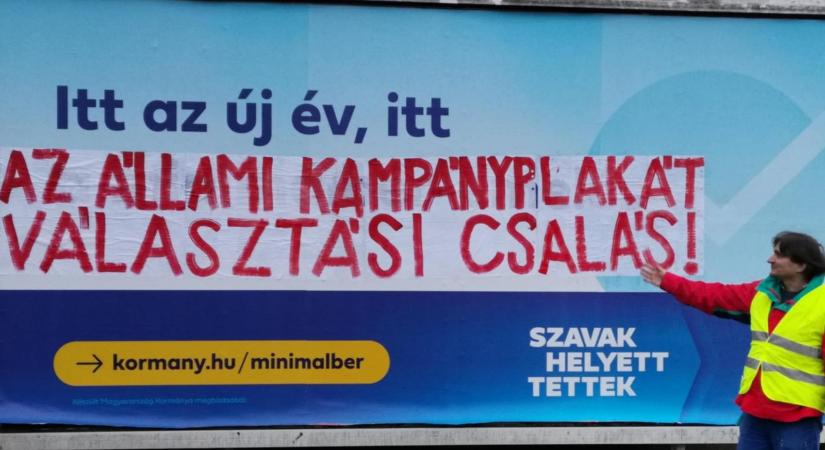 „Az állami kampányplakát választási csalás!" - Festette fel az Orbán-kormány plakátjára Heindl Péter