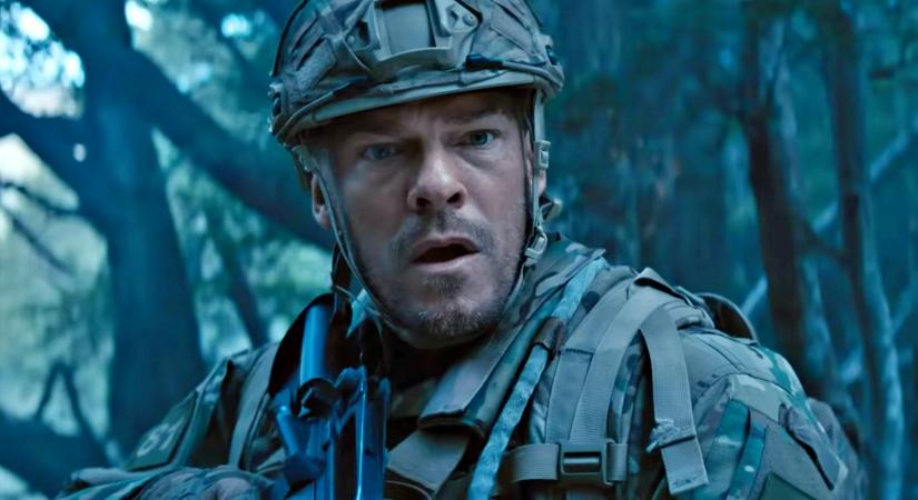 Megérkezett az Ismeretlen támadók első előzetese, amelyben Alan Ritchson tökös katonája egy gyilkos óriásrobottal kénytelen megküzdeni