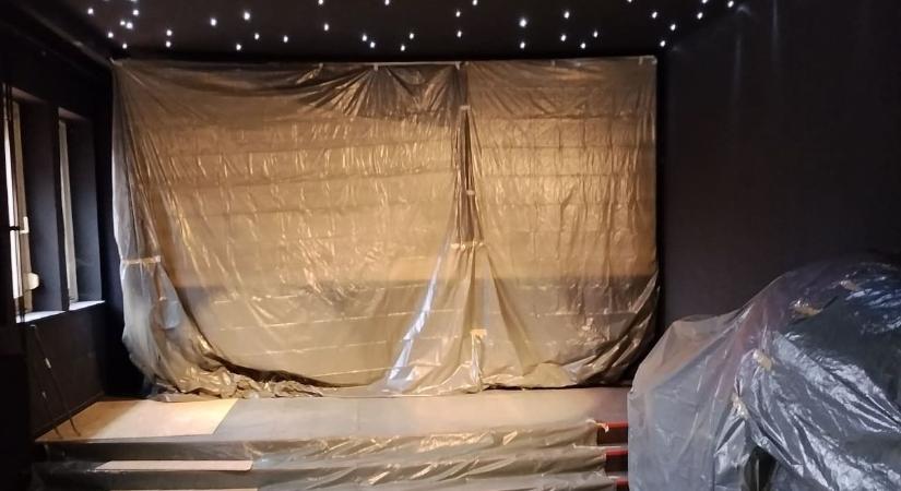 Bezárt a mozi, már becsomagolták a berendezést is