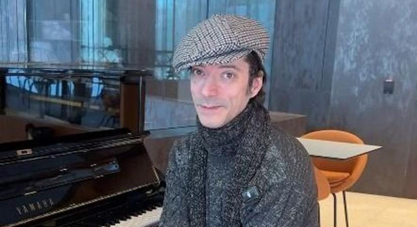 Dalok, amelyek simogatnak és beléd rúgnak: Frenk újra színpadon