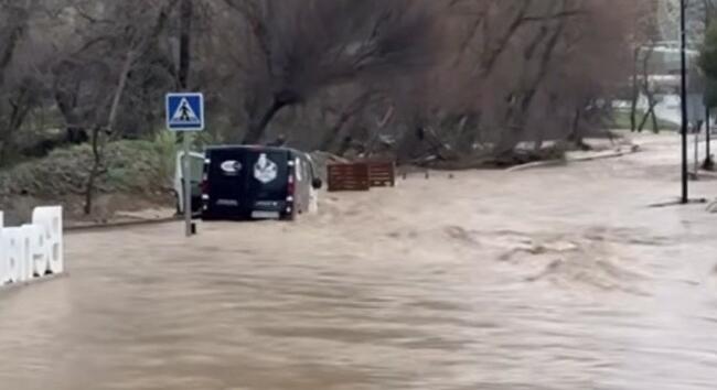 Intenzív esőzés: elöntött utak, áramkimaradások - 19 folyón vörös riasztást adtak ki Dél-Spanyolországban
