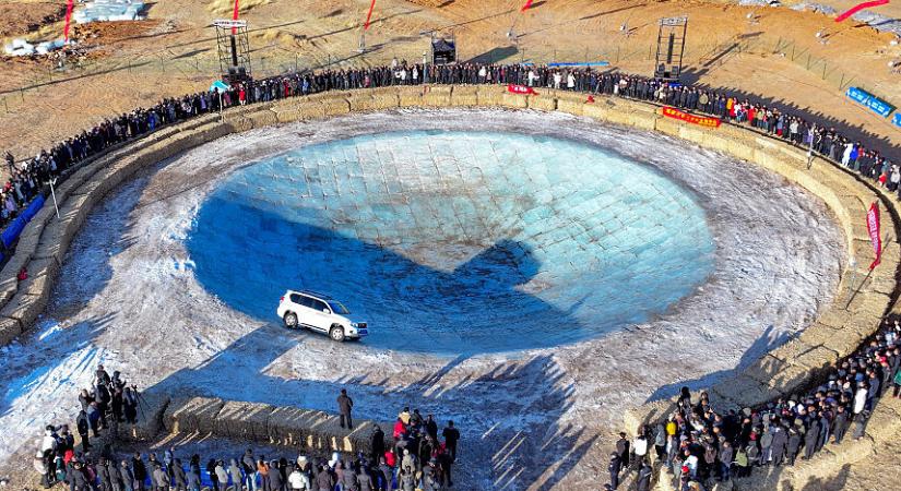 Új téli autós őrület a jeges gödörben pörgés