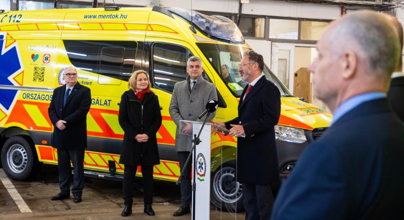 A kormánynak hálálkodtak Debrecenben, mert érkezett két új mentőautó a városba