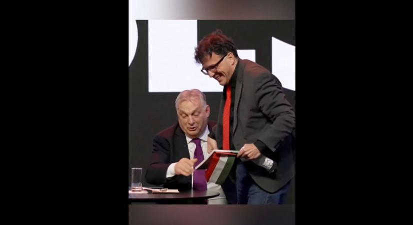 Váratlan vendég jelent meg a színpadon Orbán Viktor mellett (VIDEÓ)
