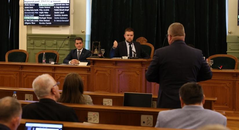Nem oszlatta fel magát a győri közgyűlés