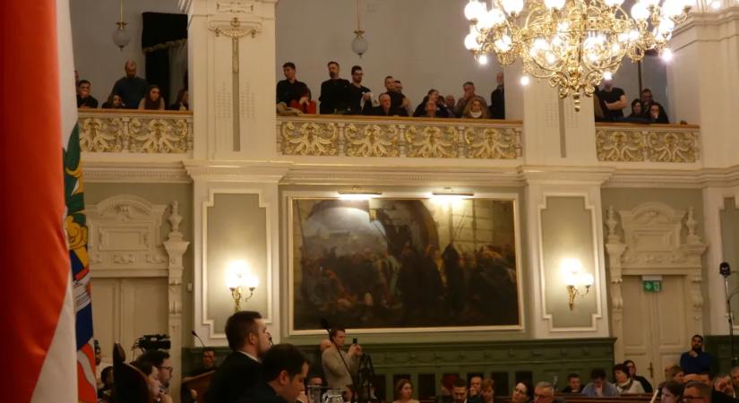Nem oszlatta fel magát a győri Fidesz-frakció, ami feljelentésekkel, fegyelmivel vág vissza az ellenzéki polgármesternek