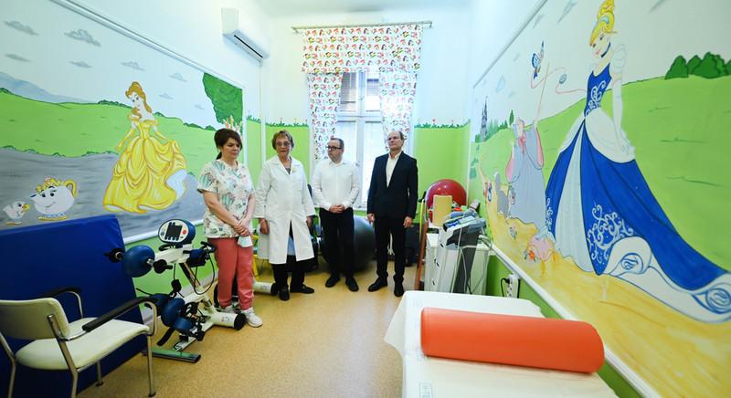 Kétmillió forintot adományozott egy magáncég a debreceni gyermekklinikának egy korszerű eszköz beszerzésére