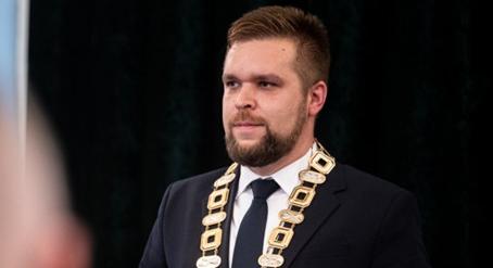 Sarokba állítja a győri polgármestert a közgyűlés, fegyelmit adtak neki